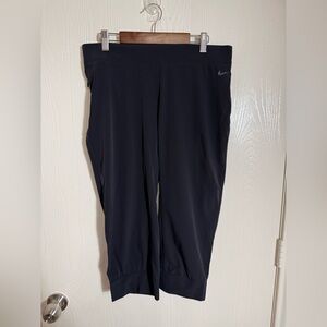Nike Dri-Fit capri-length pants with a zippered pocket size M